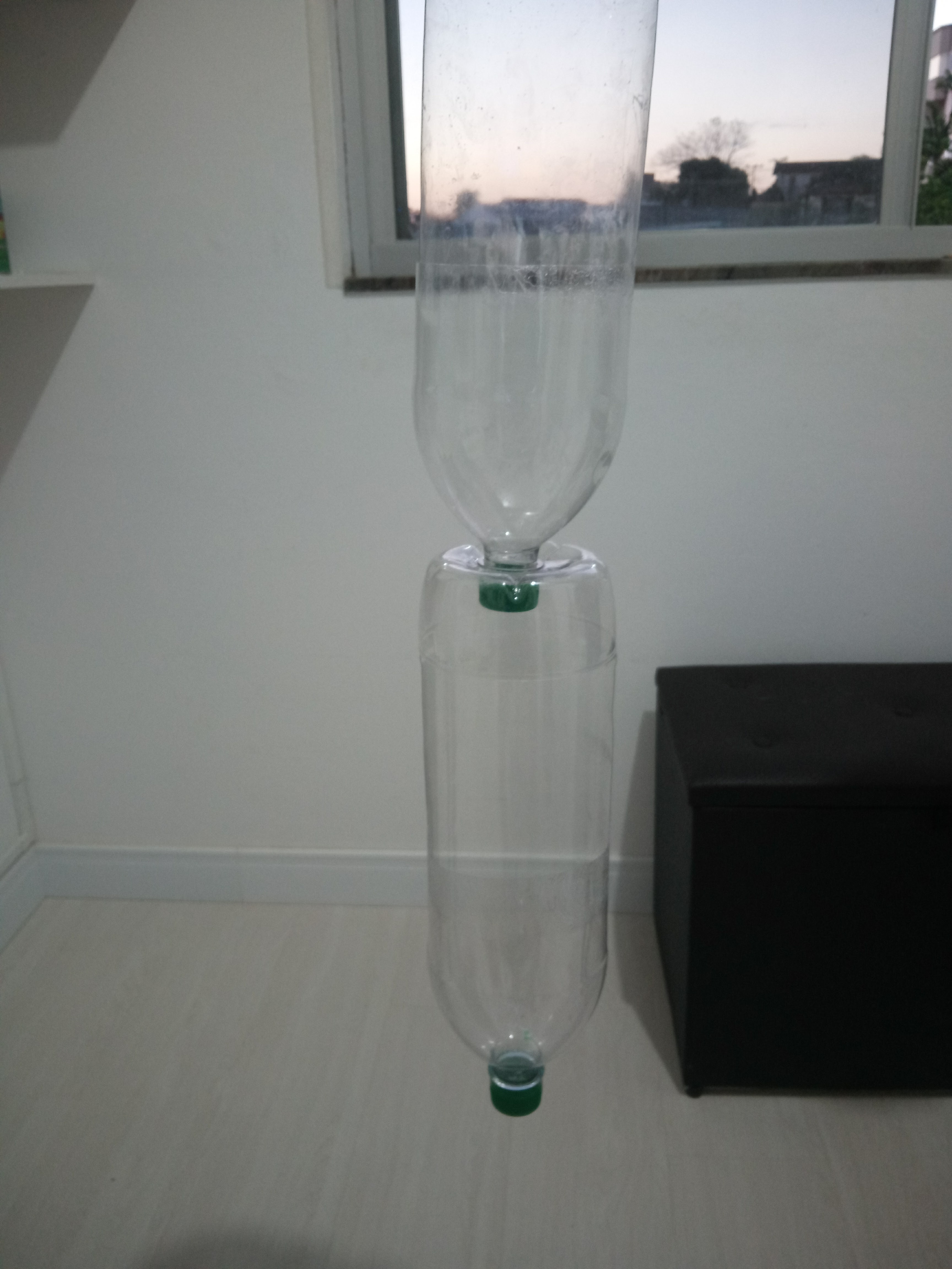 Vertical com garrafas pets